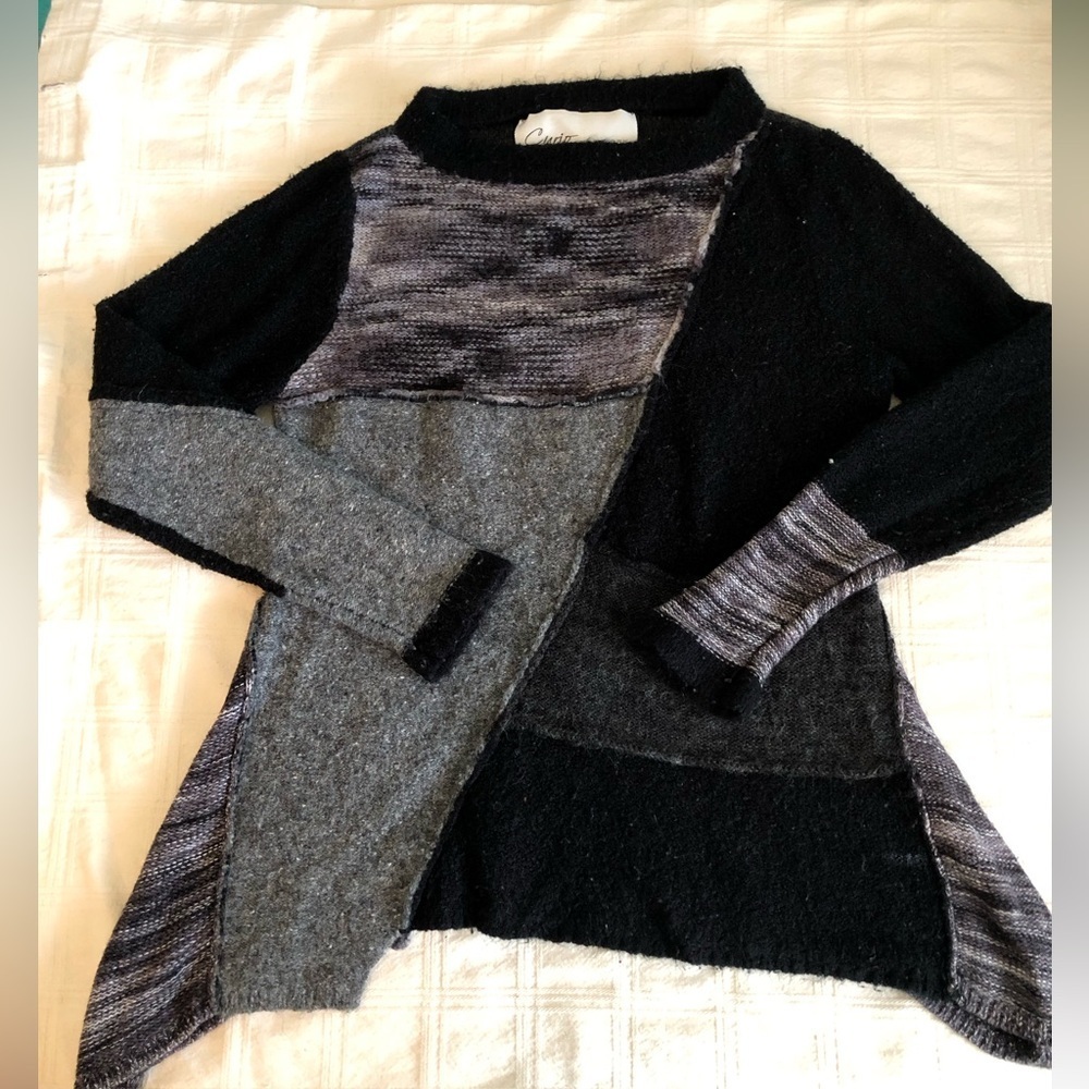 Curio New York Gray Black Knit Asymmetrical Sweater Labeled Large Fits Small?